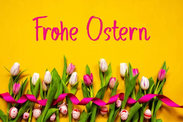 Tulipa colorida, Frohe Ostern significa feliz Páscoa, Ovo de Páscoa, fundo amarelo — Fotografia de Stock