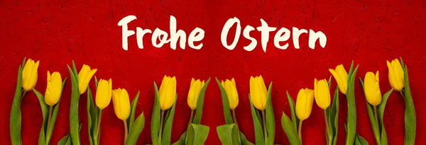 Baner Of Yellow Tulip Flowers, fond rouge, Frohe Ostern signifie Joyeuse Pâques — Photo