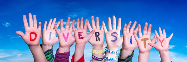 Enfants mains Bâtir la diversité des mots, Ciel bleu — Photo