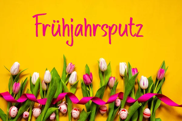 Tulipa colorida, Fruehjahrsputz significa limpeza da primavera, ovo de Páscoa, fundo amarelo — Fotografia de Stock