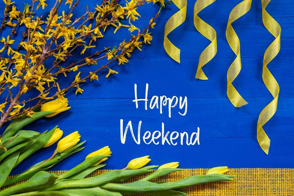 Весеннее цветовое оформление, веточка, ленточка, "Счастливый уикенд" — стоковое фото