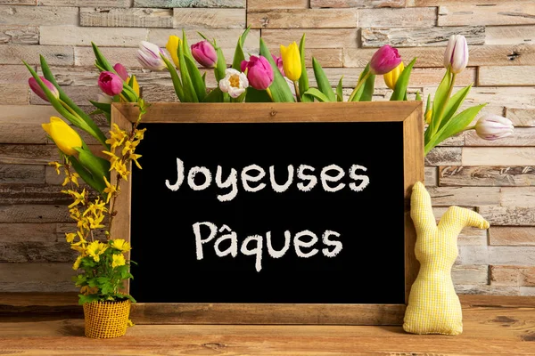 Tulipa flores, coelho, parede de tijolo, quadro-negro, alegrias placas significa feliz Páscoa — Fotografia de Stock