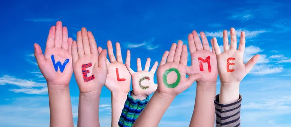 Molti bambini diversi mani di costruzione parola di benvenuto, cielo blu profondo — Foto Stock