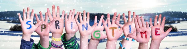 Crianças mãos construindo palavra primavera, cenário de inverno — Fotografia de Stock