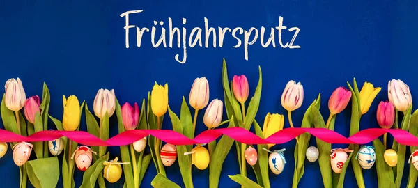 Banner con colorido tulipán, Fruehjahrsputz significa limpieza de primavera, huevo de Pascua —  Fotos de Stock