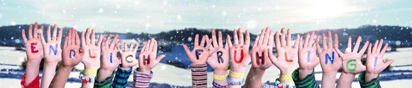 Manos de niños, Endlich Fruehling significa finalmente primavera, paisaje de invierno —  Fotos de Stock