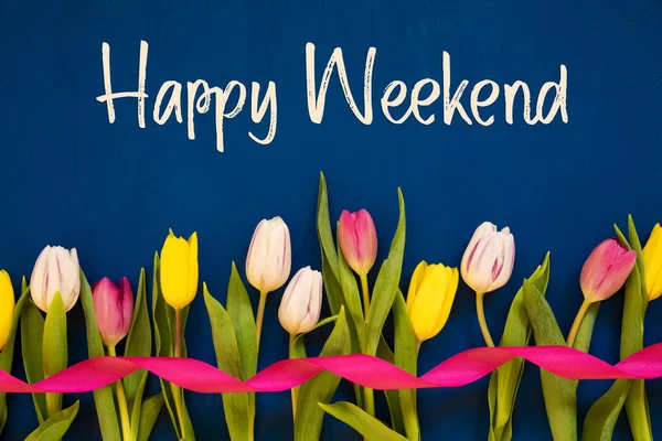 Цветной тюльпан, текст Happy Weekend, лента, синий фон — стоковое фото