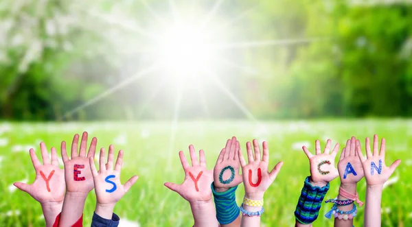 Mani dei bambini costruzione Parola sì che puoi, prato d'erba — Foto Stock