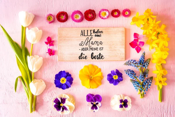 Wiosna Flat Lay, Kwiaty, Znak, Kaligrafia Beste Mama oznacza Najlepsza Matka — Zdjęcie stockowe