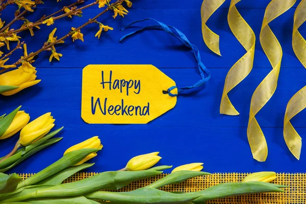 Jarní květiny dekorace, větev, stuha, štítek s textem Happy Weekend — Stock fotografie