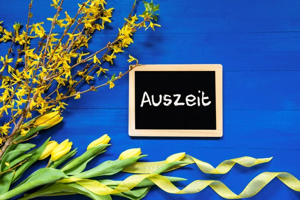 Voorjaarsbloemen Decoratie, Tak, Schoolbord, Auszeit betekent downtime — Stockfoto