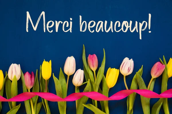 Tulipano colorato, Merci Beaucoup significa grazie, nastro, sfondo blu — Foto Stock