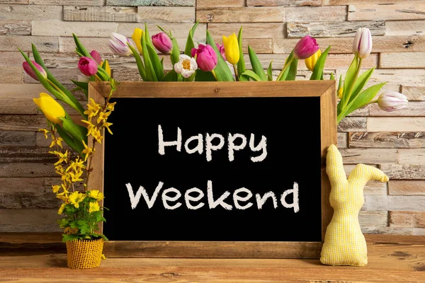 Tulpenbloemen, Bunny, Bakstenen muur, Schoolbord, Tekst Happy Weekend — Stockfoto