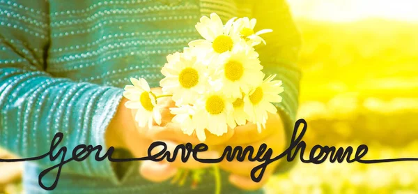 Enfant, Bouquet de fleurs de marguerite, Calligraphie Vous êtes ma maison — Photo