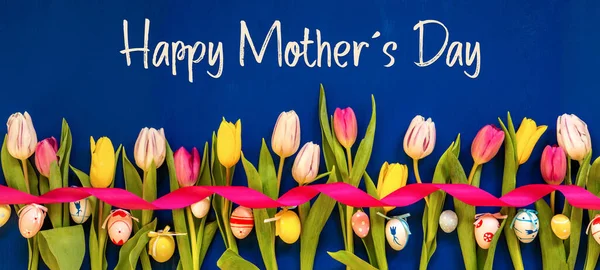 Banner com tulipa colorida, Texto Feliz Dia das Mães, Ovo de Páscoa — Fotografia de Stock