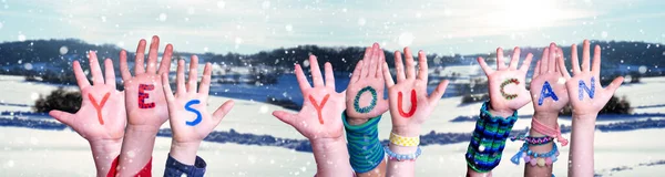 Παιδιά Χέρια οικοδόμηση λέξη Ναι μπορείτε, χιονισμένο φόντο χειμώνα — Φωτογραφία Αρχείου