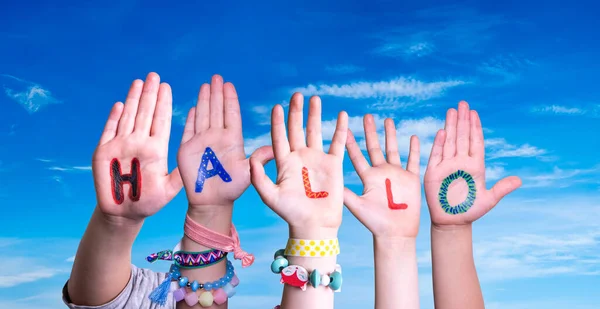 Crianças Mãos Construindo Palavra Hallo significa Olá, Céu Azul — Fotografia de Stock