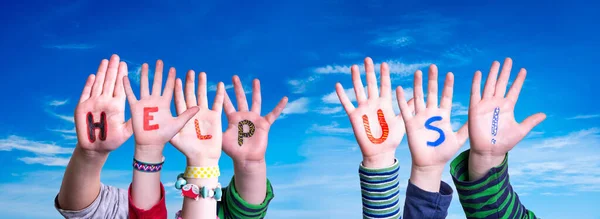 Crianças Mãos Construindo Palavra Ajude-nos, Céu Azul — Fotografia de Stock