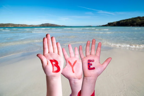 Mani dei bambini Costruzione Parola Ciao, Oceano sfondo — Foto Stock