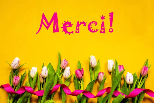 Színes tulipán, Merci jelenti Köszönöm, Szalag, Sárga háttér — Stock Fotó