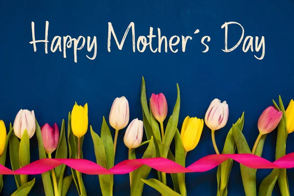 Kolorowy tulipan, Tekst Szczęśliwego Dnia Matki, Wstążka, Niebieskie tło — Zdjęcie stockowe