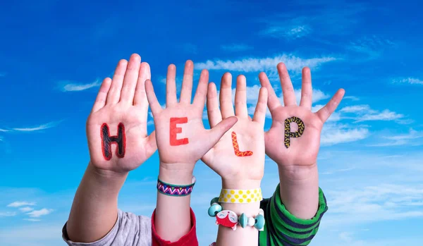 Mani dei bambini Costruzione Parola Aiuto, Cielo blu — Foto Stock