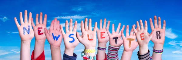 Crianças Mãos Construção Palavra Boletim informativo, Céu Azul — Fotografia de Stock
