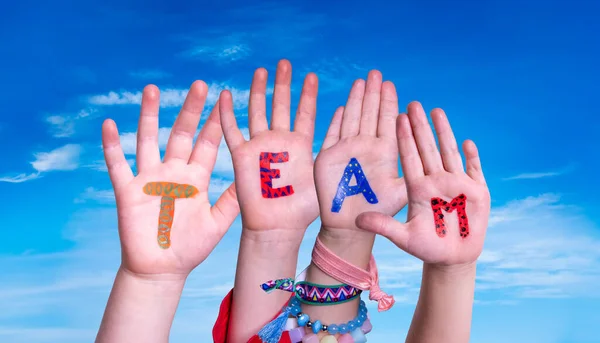 Mani dei bambini che costruiscono Word Team, Cielo blu — Foto Stock