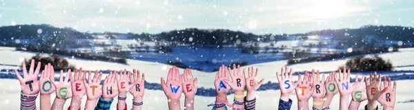 Kinder Hände bauen Wort zusammen Wir sind stärker, verschneiter Winter Hintergrund — Stockfoto