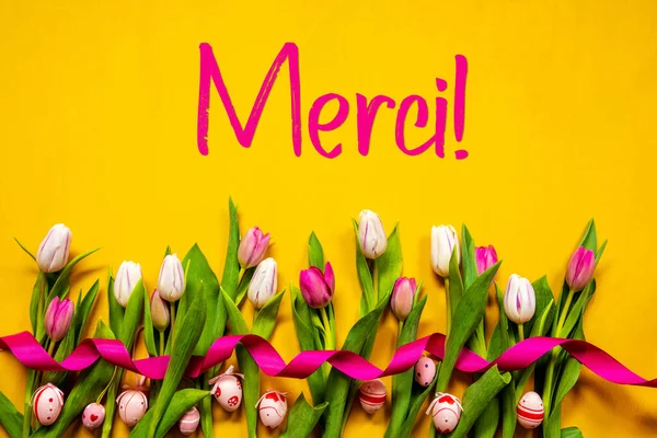 Barevný tulipán, Merci znamená děkuji, velikonoční vejce, žluté pozadí — Stock fotografie