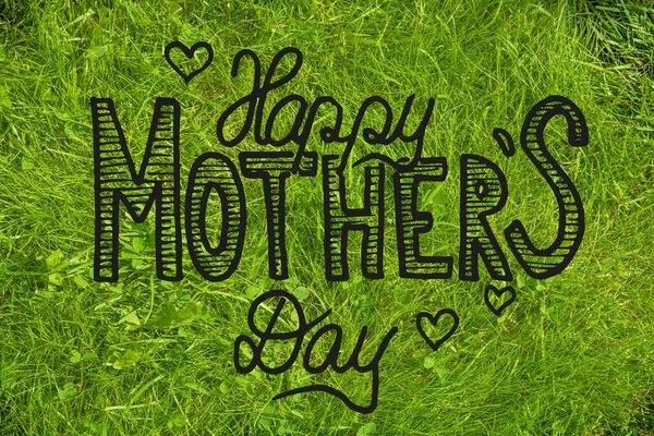 Зеленая лужайка или луг, каллиграфия С Днем матери — стоковое фото