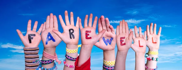 Crianças Mãos Construindo Palavra Adeus, Céu Azul — Fotografia de Stock