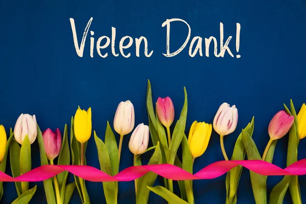 Kleurrijke tulp, Vielen Dank u, Lint, Blauwe achtergrond — Stockfoto