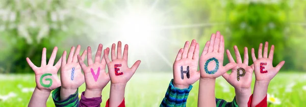 Kinderhände bauen Wort gibt Hoffnung, Rasenwiese — Stockfoto