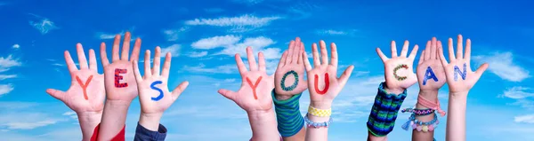 Las manos de los niños construyendo la palabra Sí puedes, cielo azul —  Fotos de Stock