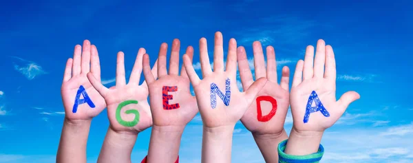 Enfants mains Bâtir agenda mot, ciel bleu — Photo