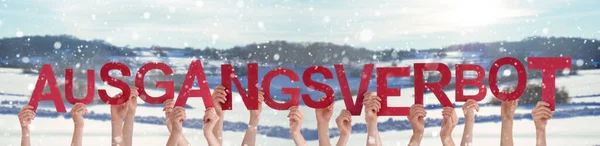 La gente con las manos en la mano Ausgangsverbot palabra significa toque de queda, fondo de invierno nevado — Foto de Stock
