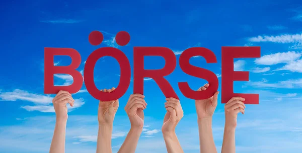 Pessoas mãos segurando palavra Boerse significa mercado de ações, céu azul — Fotografia de Stock