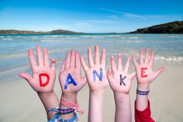 Copii Mâini de construcție Cuvântul Danke înseamnă Mulțumesc, Ocean Background — Fotografie, imagine de stoc