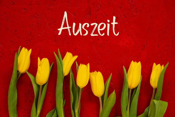 Κίτρινα λουλούδια τουλίπα, κόκκινο φόντο, κείμενο Auszeit σημαίνει εκτός λειτουργίας — Φωτογραφία Αρχείου