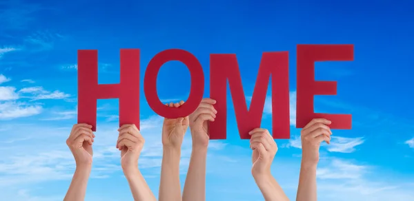 Mensen handen houden woord thuis, Blue Sky — Stockfoto