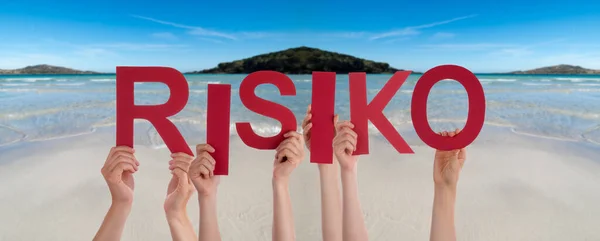 Mensen Handen vasthouden Woord Risiko betekent risico, Ocean Achtergrond — Stockfoto