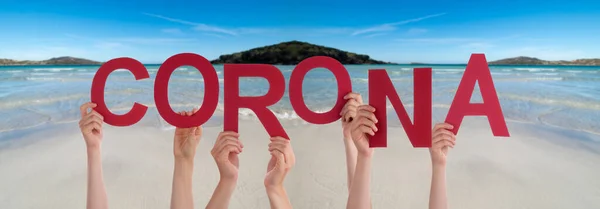 Menschen Hände halten Wort Corona, Ocean Background — Stockfoto