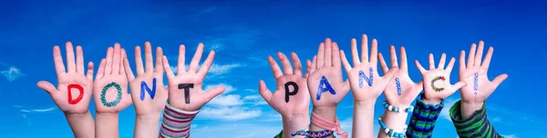 Kinderen handen Building Word niet in paniek, Blue Sky — Stockfoto