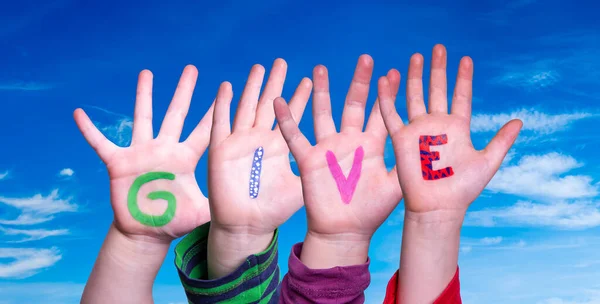 Gyerekek kezek építő Word Give, Blue Sky — Stock Fotó