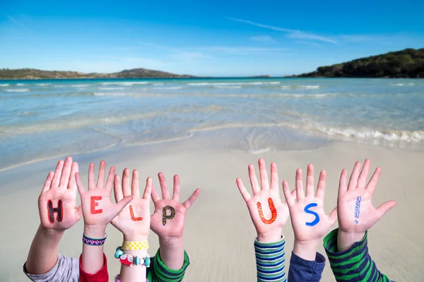 Παιδιά Χέρια οικοδόμηση λέξη να μας βοηθήσει, Ωκεανό φόντο — Φωτογραφία Αρχείου