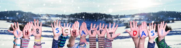 Bambini Hands Building Ihr Schafft Das significa che si può fare che, sfondo invernale — Foto Stock