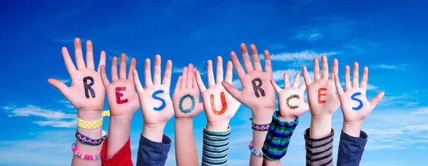 Niños Manos Construyendo Recursos de Palabra, Cielo Azul —  Fotos de Stock