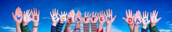 Bambini mani che costruiscono parola Wir Schaffen Das significa che possiamo farlo, cielo blu — Foto Stock