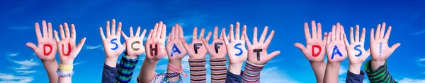 Çocuk Elleri Sözcük Oluşturuyor Du Schaffst Das Başarabilirsin, Mavi Gökyüzü — Stok fotoğraf